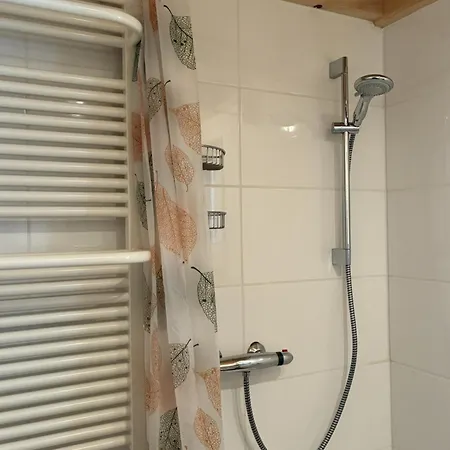 Geraeumiges Tiny Haus Fuer 1 Bis 8 Personen Mit Infrarotkabine Lägenhet